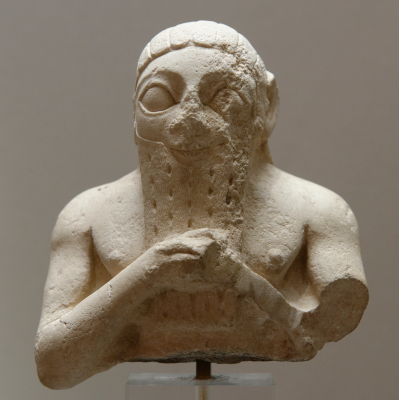 Adab était aussi une ville de Mésopotamie antique, le saviez-vous ? Ce buste masculin en calcaire, attribué à Lugal-kisal-si, roi d'Uruk, provient de cet endroit.