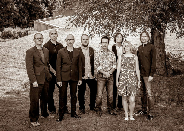Le groupe Big Big Train en 2014 De G à D : Andy Poole, Danny Manners, David Longdon, Rikard Sjöblom, Nick D'Virgilio, Dave Gregory, Rachel Hall, Greg Spawton
