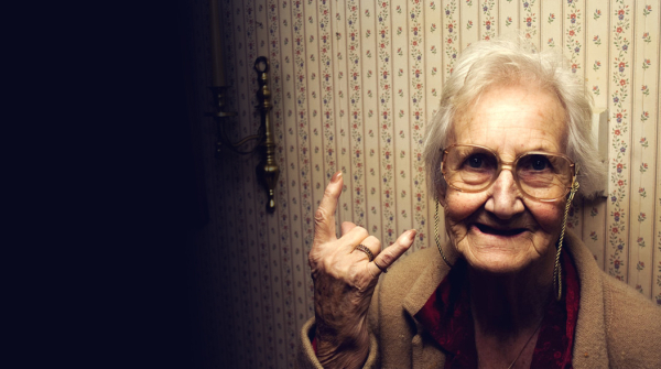 Mémé Yvonne n'a pas besoin de climatiseur pour se sentir toujours fraîche : elle écoute Radio Libre !