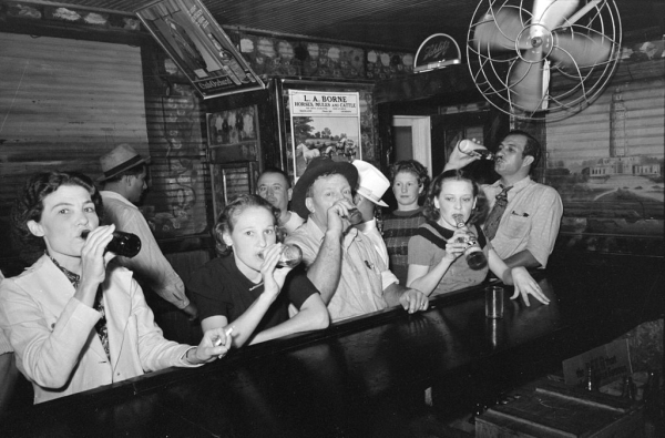 Pas de Prohibition à RADIOM ! Tu pourras lever le coude à base de jus de fruits et de boissons sans alcool, à moins qu'une bonne âme ne t'en fournisse, avec modération entendu. Toute sortie n'est pas définitive, et tu peux amener tes potes.