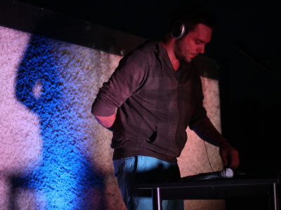 C'est sombre, c'est coloré. C'est LOUNI en pleine performance live sur RADIOM !