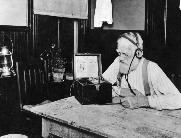 Georges découvre le dernier single de Johnny sur RADIOM, parce qu'un type adore Johnny, et l'a amené au Bolegason. Georges regrette un peu, mais prend son mal en patience : le morceau est bientôt fini.